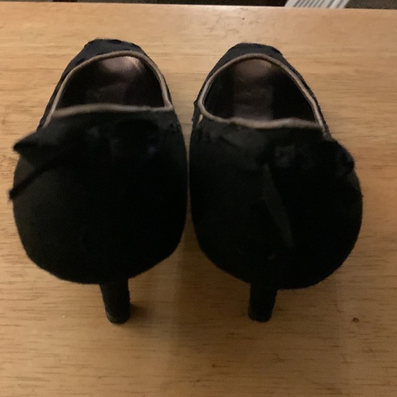 8 1/2 Black suede shoes excellent condition.  Toe out - Picture 5 of 7